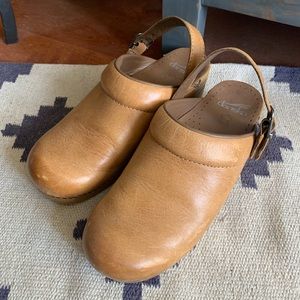 Dansko Mule Clogs Honey Distressed 39